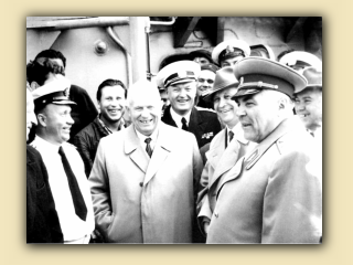 18. Н.С. Хрущев и сопровождающие его лица (Фото В. Семенцова прислано О. Темниковой).jpg